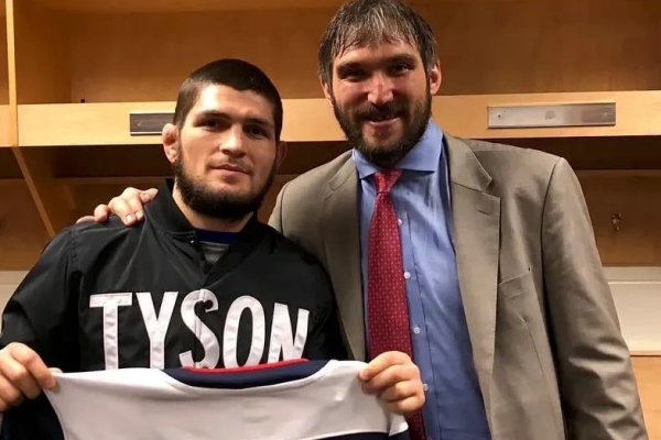 Нурмагомедов с Овечкиным на фото